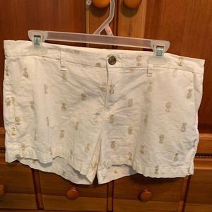 Size 12 white Old Navy shorts with gold pineapples